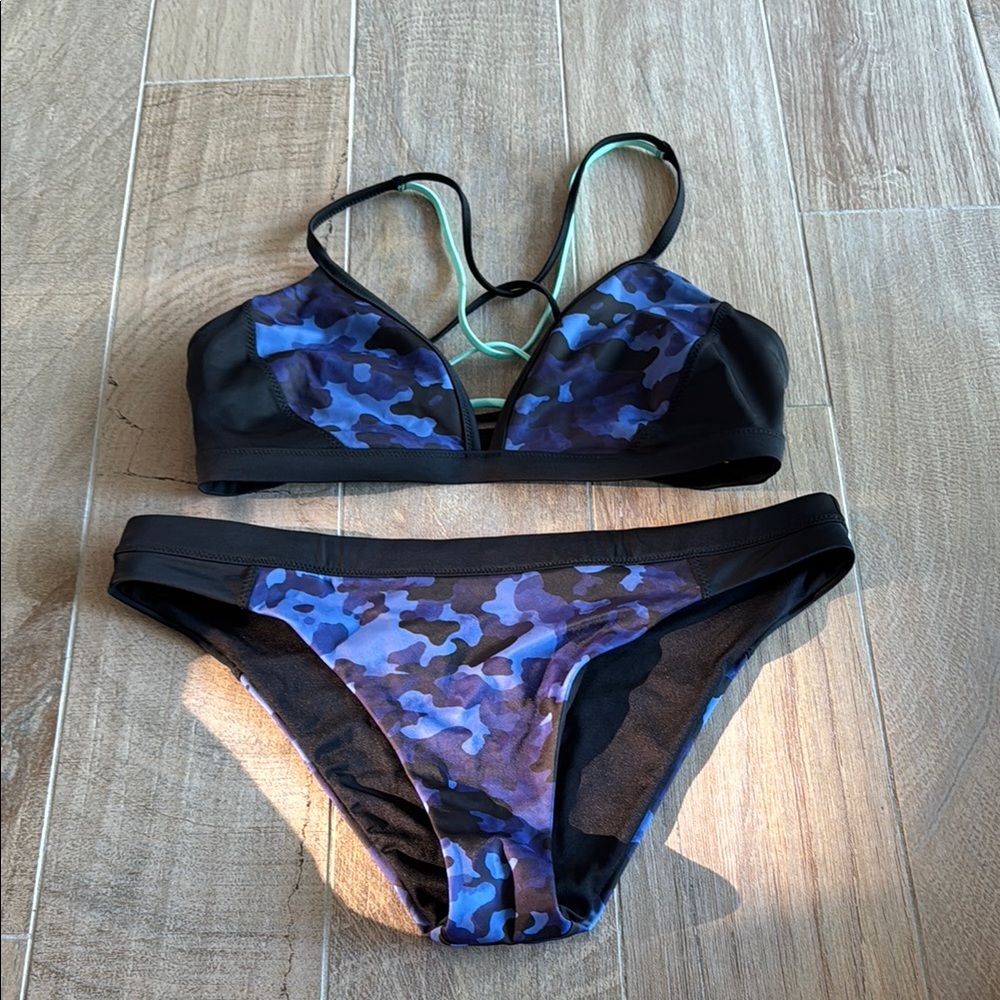 Athleta Blue Floral Strappy Bikini Top with Black Trim - Picture 2 of 15